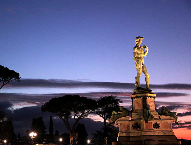 یک کپی برجسته از مجسمه داوود ساخته میکل آنجلو در میان میدان میکل آنجلو (Piazzale Michelangelo) فلورانس قرار دارد.
